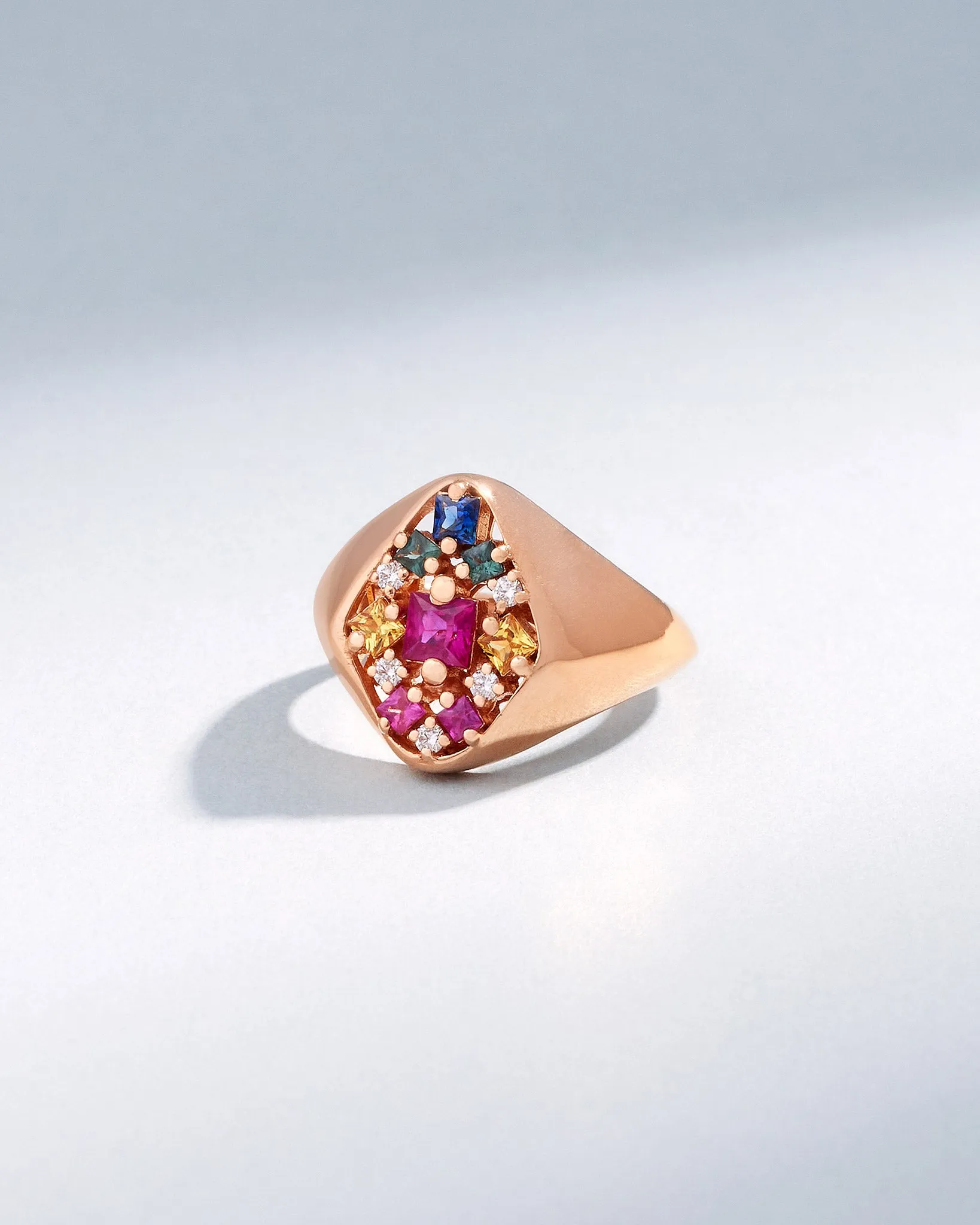 La Fantaisie Star Rainbow Sapphire Signet Ring