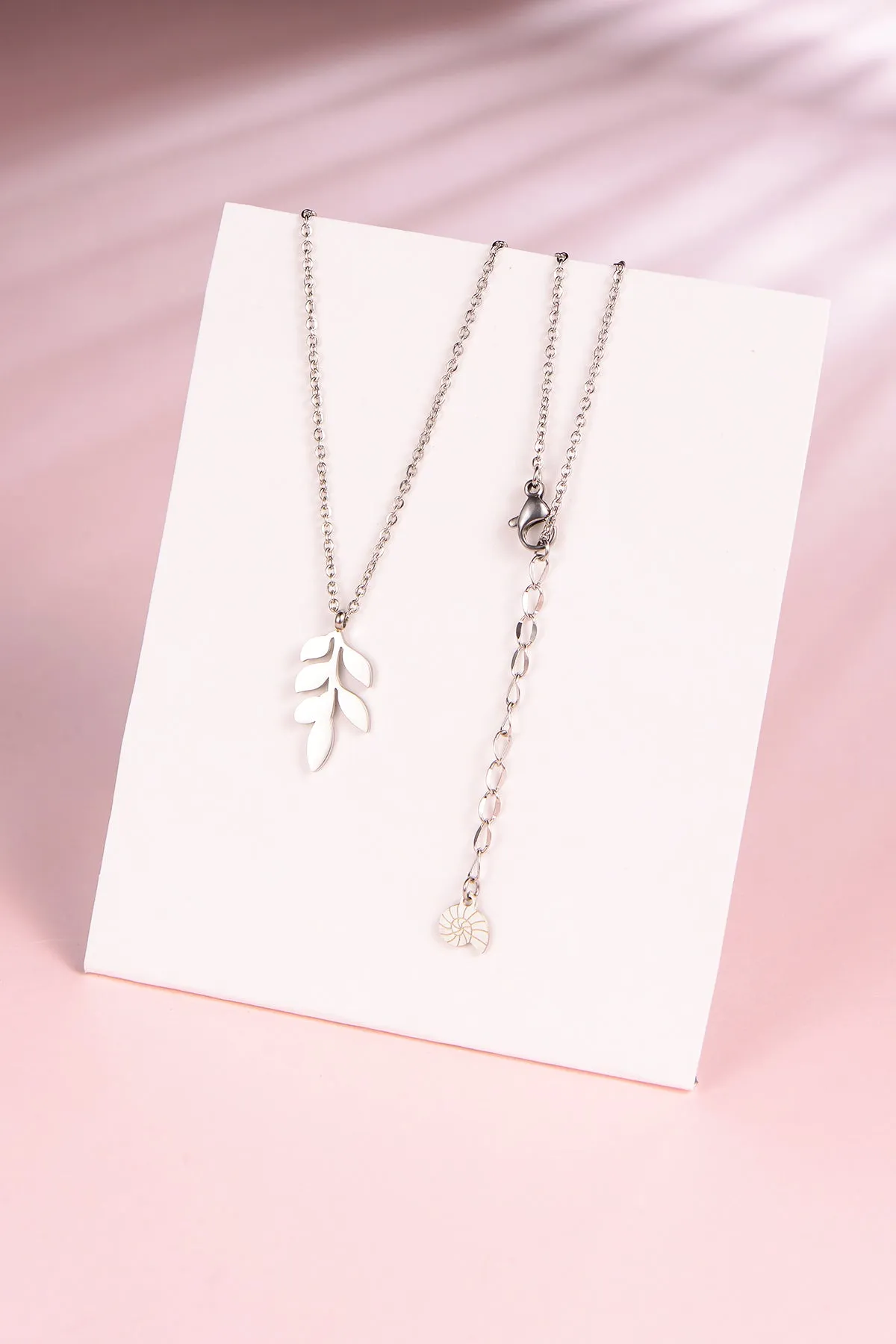 Pretty Leaf Necklace Silver