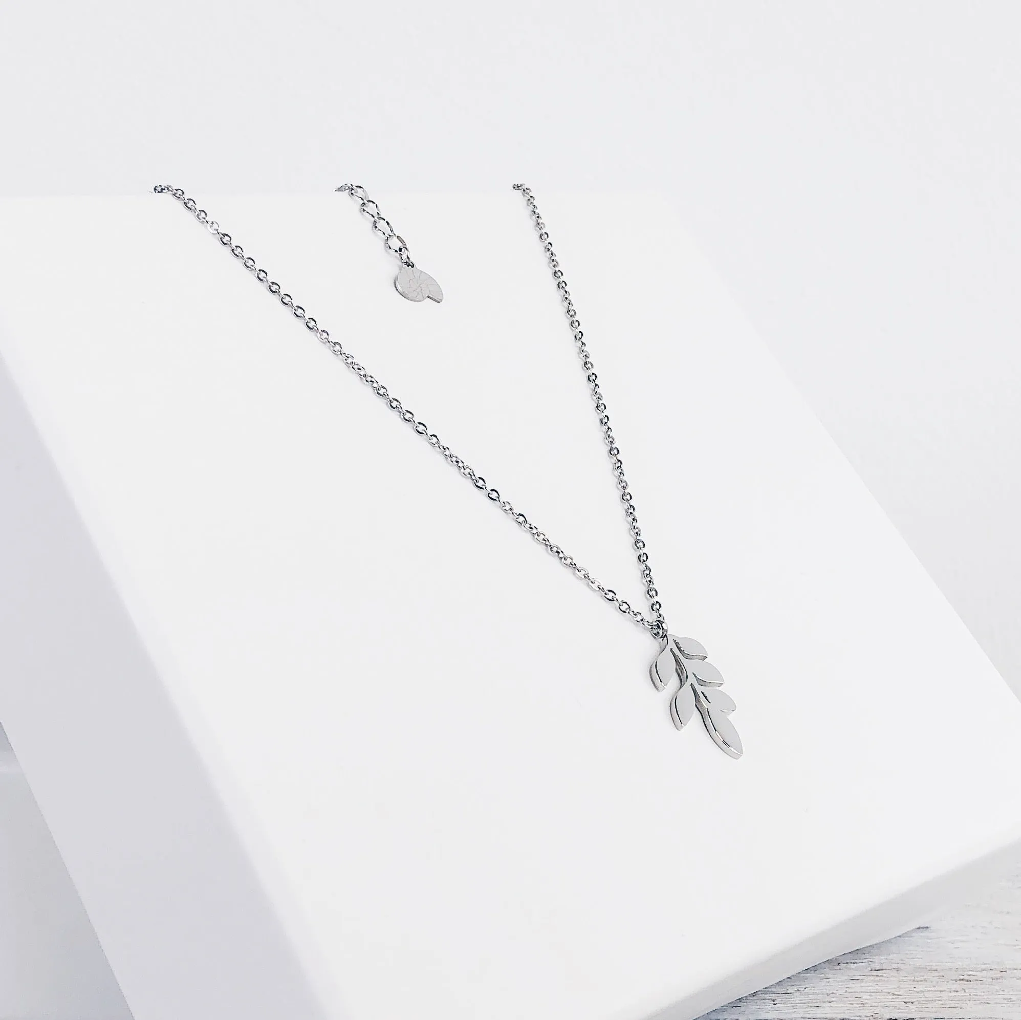 Pretty Leaf Necklace Silver